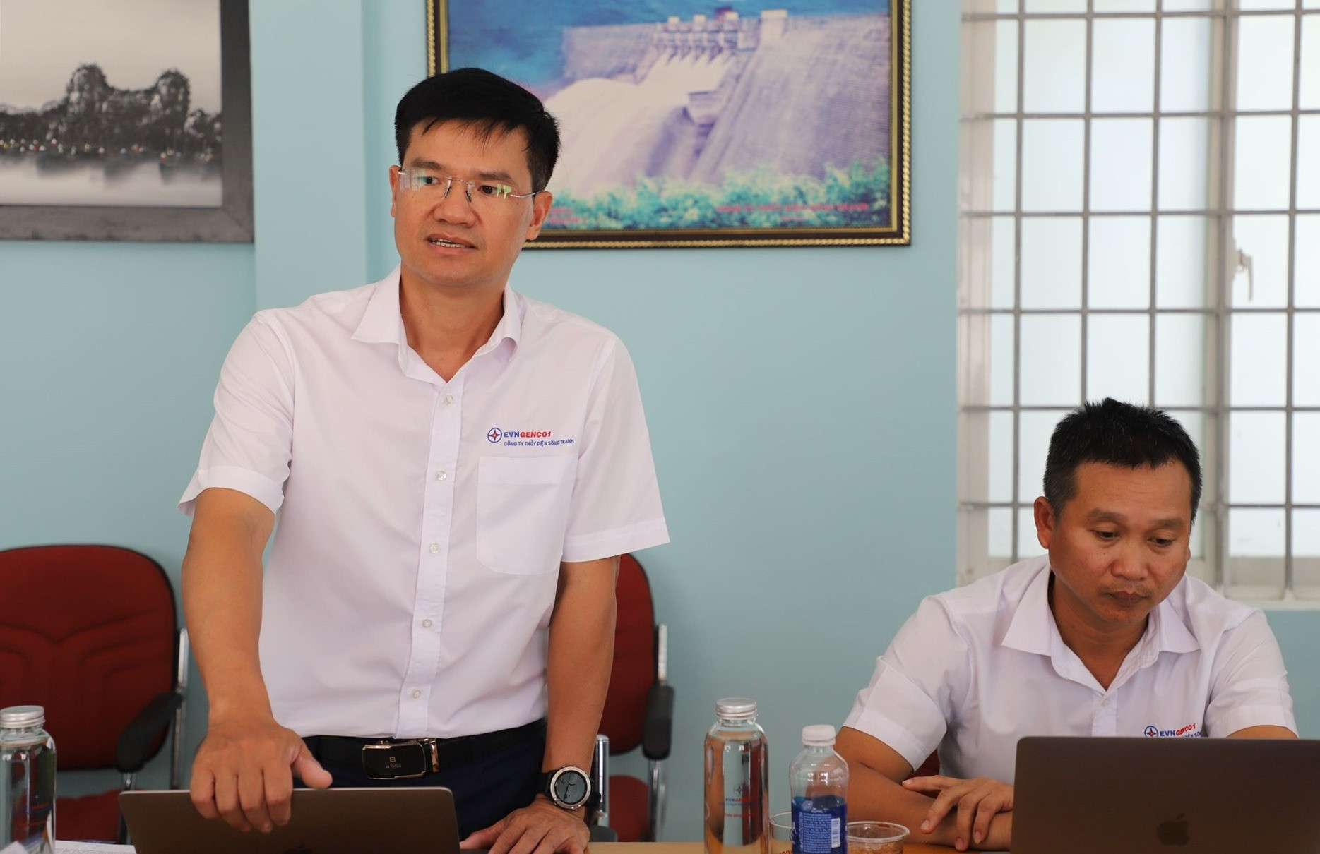 Ông Trần Nam Trung - Giám đốc Công ty Thủy điện Sông Tranh phát biểu tại hội nghị giao ban sáng 25/7. Ảnh XL
