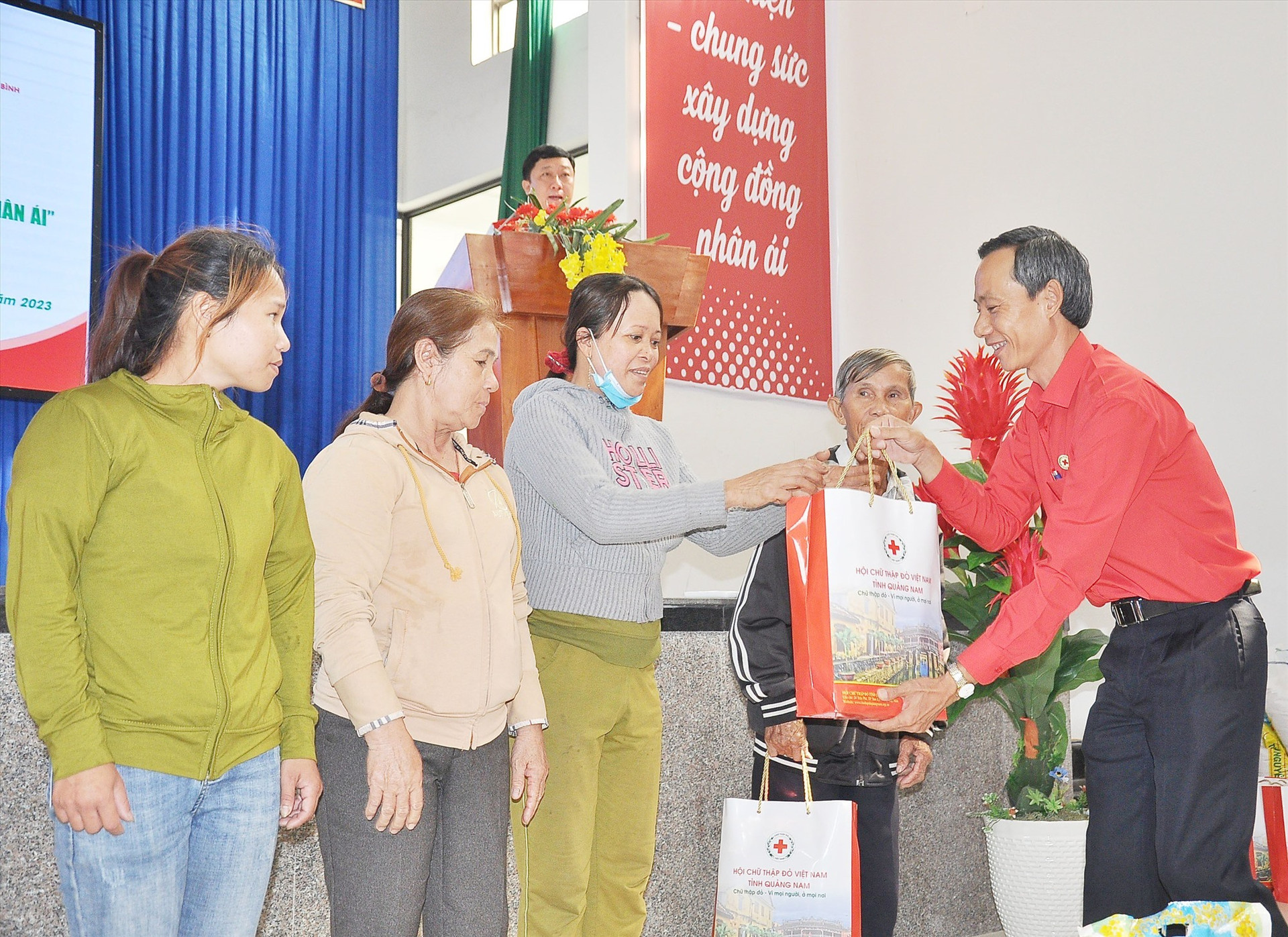 Ông Lê Tấn Minh trao quà hỗ trợ người dân có hoàn cảnh khó khăn tại buổi phát động Tháng nhân đạo 2023. Ảnh: TÂM ĐAN