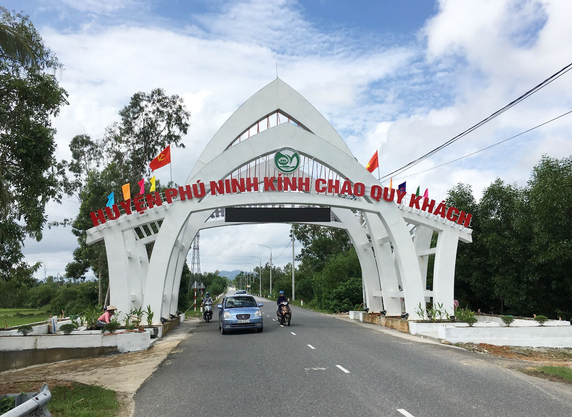 Đường lên huyện Phú Ninh. Ảnh: B.Q.N