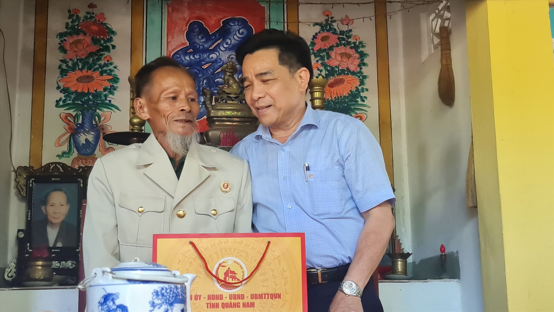 Phó Bí thư Thường trực Tỉnh ủy Lê Văn Dũng tặng quà cho ông Huỳnh Thu. Ảnh: D.L