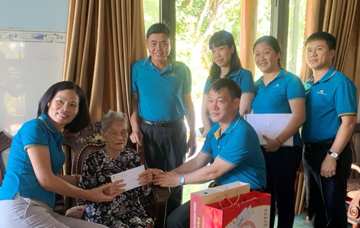Đại diện VietnamAirlines tặng quà Mẹ VNAH Nguyễn Thị Tú. Ảnh: Đ.H