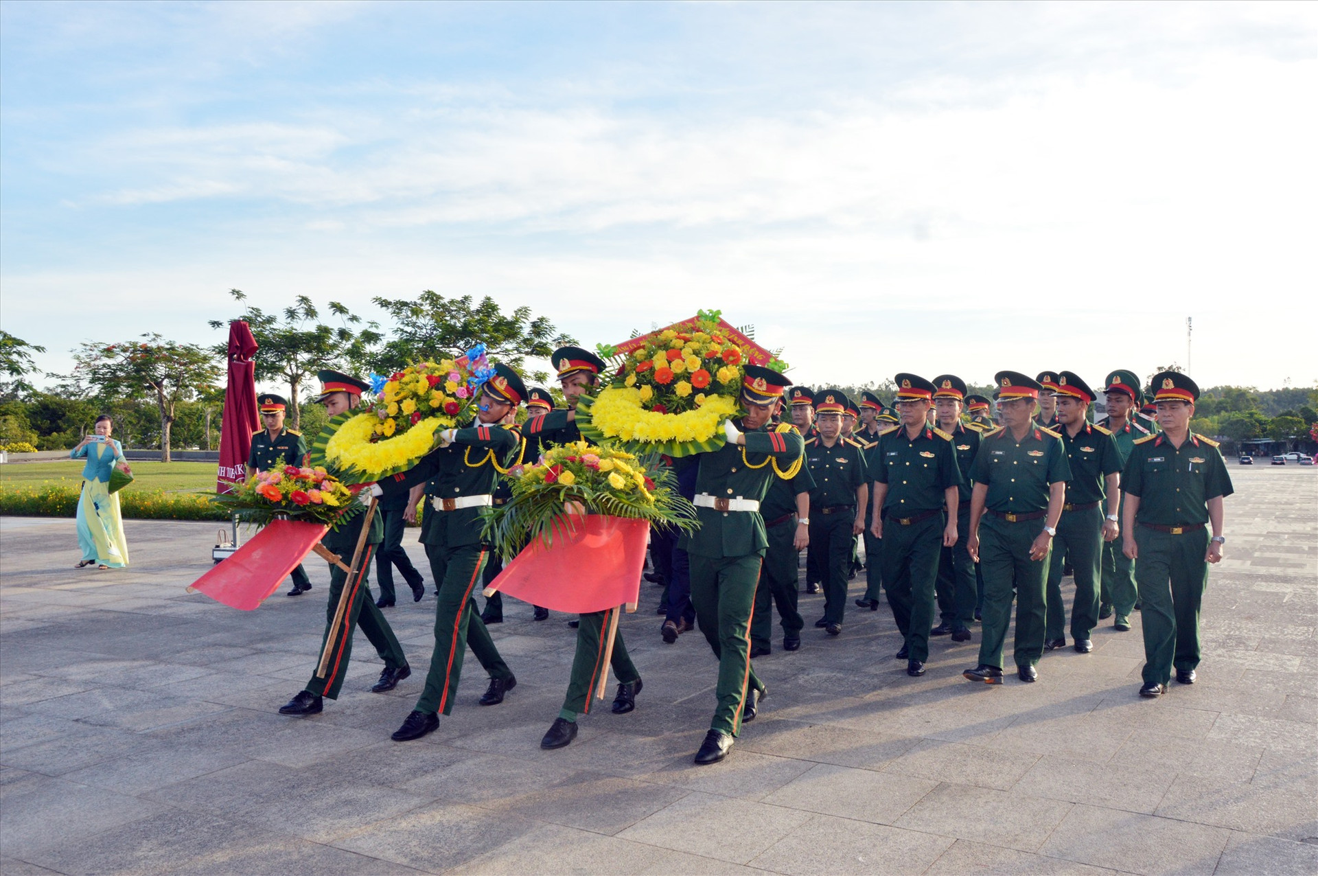 Đoàn đại biểu Bộ Tư lệnh Quân khu 5 dâng hoa, dâng hương các Mẹ VNAH, các anh hùng liệt sĩ.