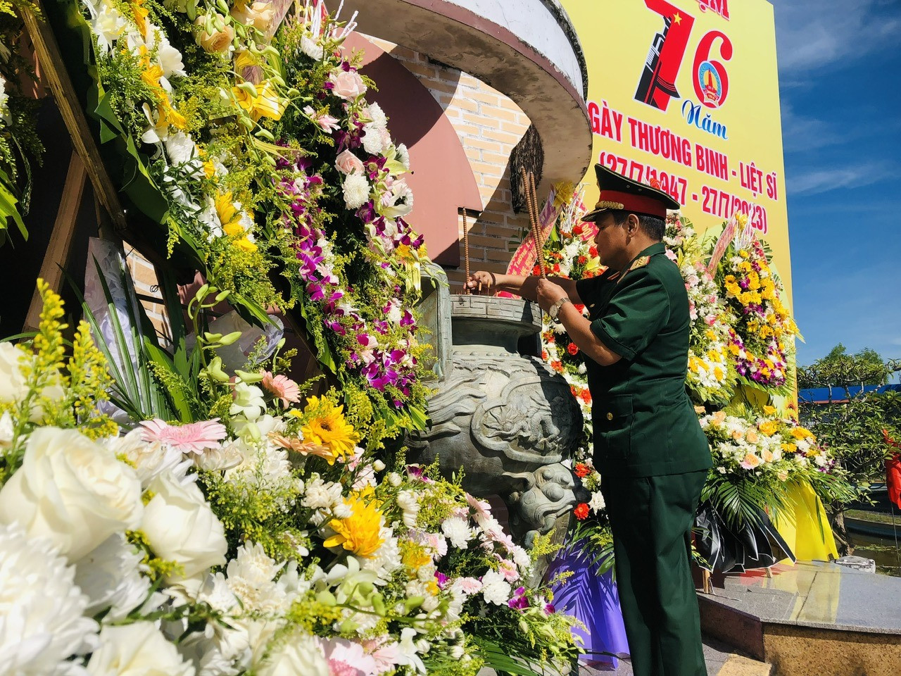 Thượng tướng Lê Chiêm dâng hương tri ân các anh hùng liệt sĩ huyện Thăng Bình.