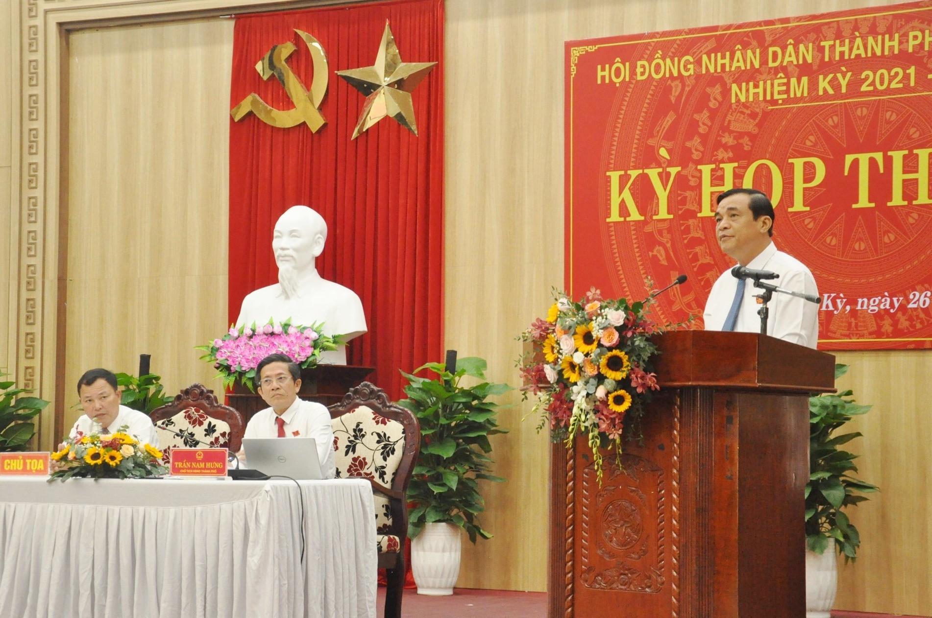 Bí thư Tỉnh ủy, Chủ tịch HĐND tỉnh Phan Việt Cường phát biểu tại kỳ họp HĐND Tam Kỳ. Ảnh: X.P