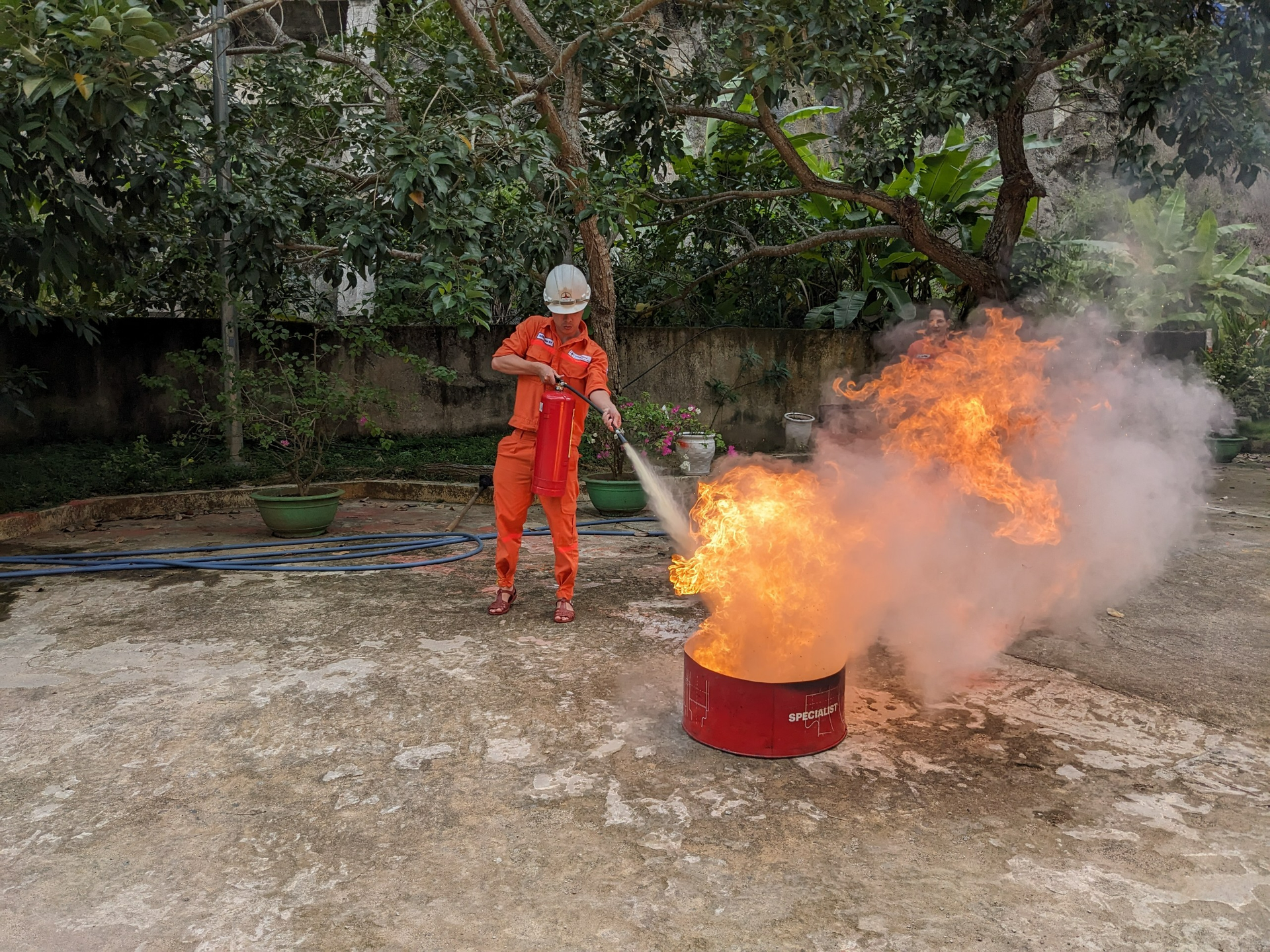 Cán bộ, nhân viên Công ty Thủy điện Sông Bung thực hành xử lý đám cháy giả định. Ảnh: Q.VIỆT