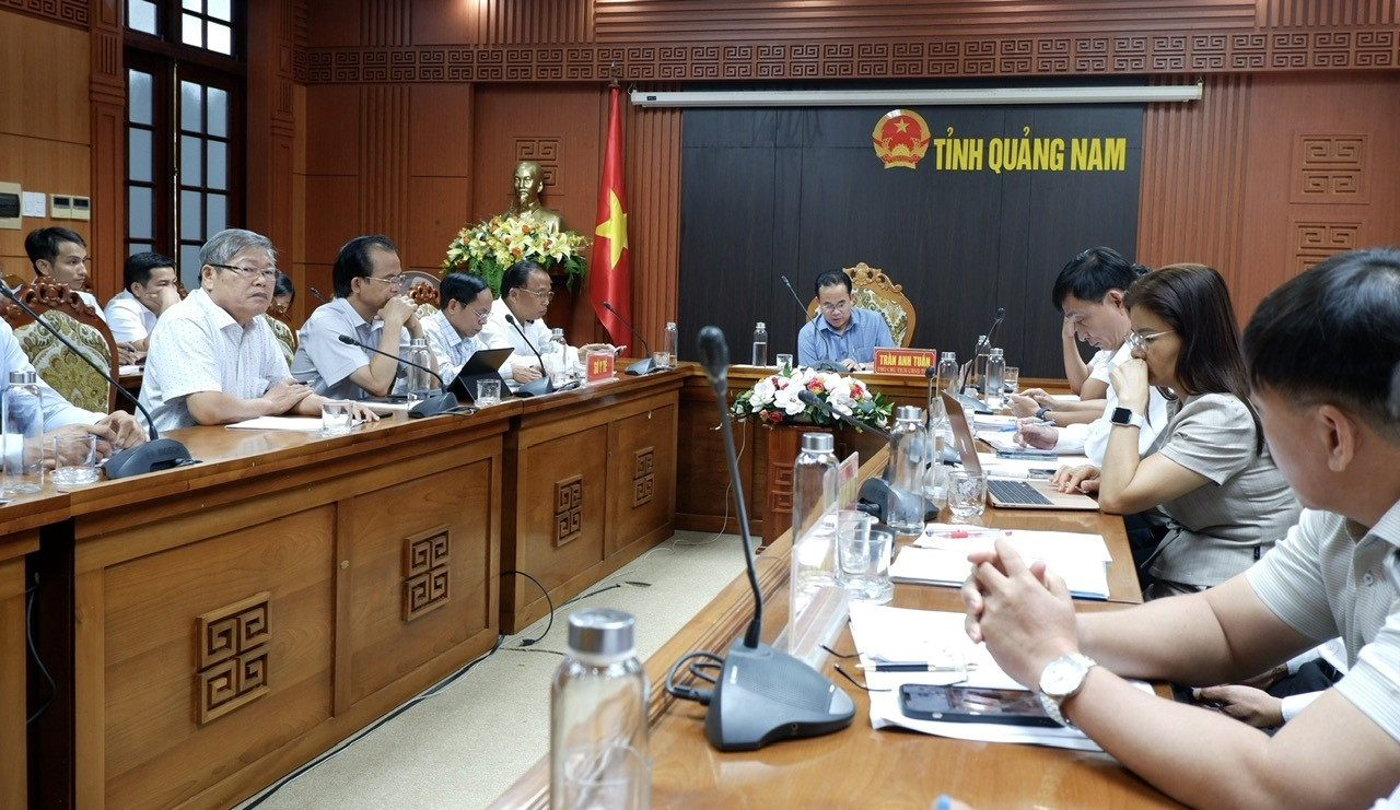 Phó Chủ tịch UBND tỉnh Trần Anh Tuấn yêu cầu phải theo dõi chặt chẽ các tiến độ các dự án về y tế trên địa bàn. Ảnh: X.H