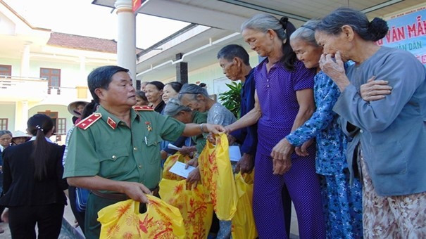 Trung tướng Châu Văn Mẫn trao quà tết cho bà con có hoàn cảnh khó khăn trên địa bàn xã Bình Sa.