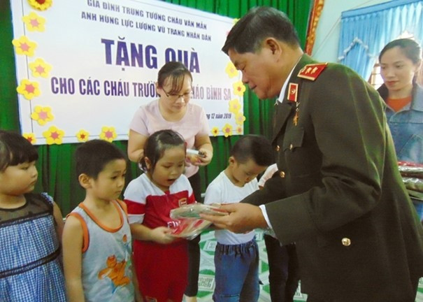 Trung tướng Châu Văn Mẫn trao quà cho các cháu học sinh trường Mẫu giáo Bình Sa.