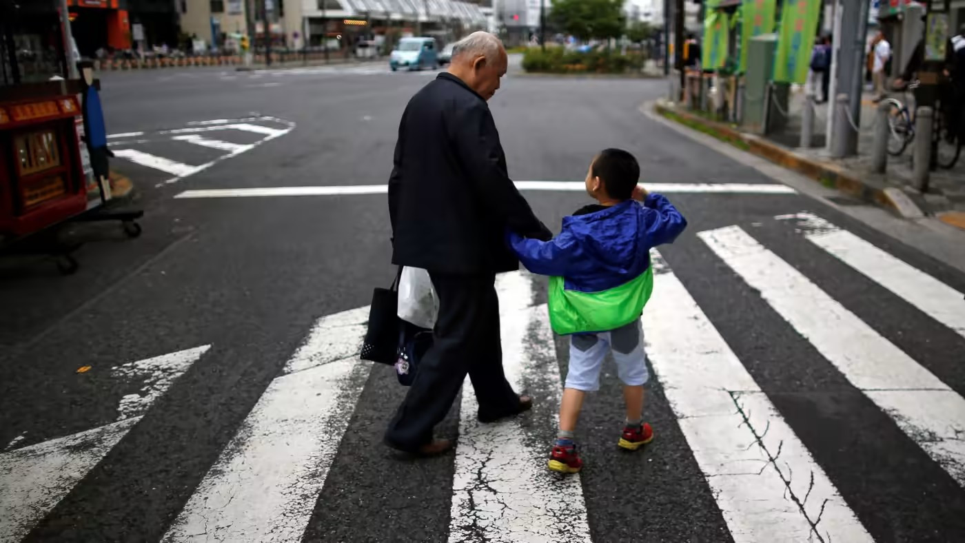 Hai ông cháu trên đường phố Nhật Bản. Ảnh: Reuters