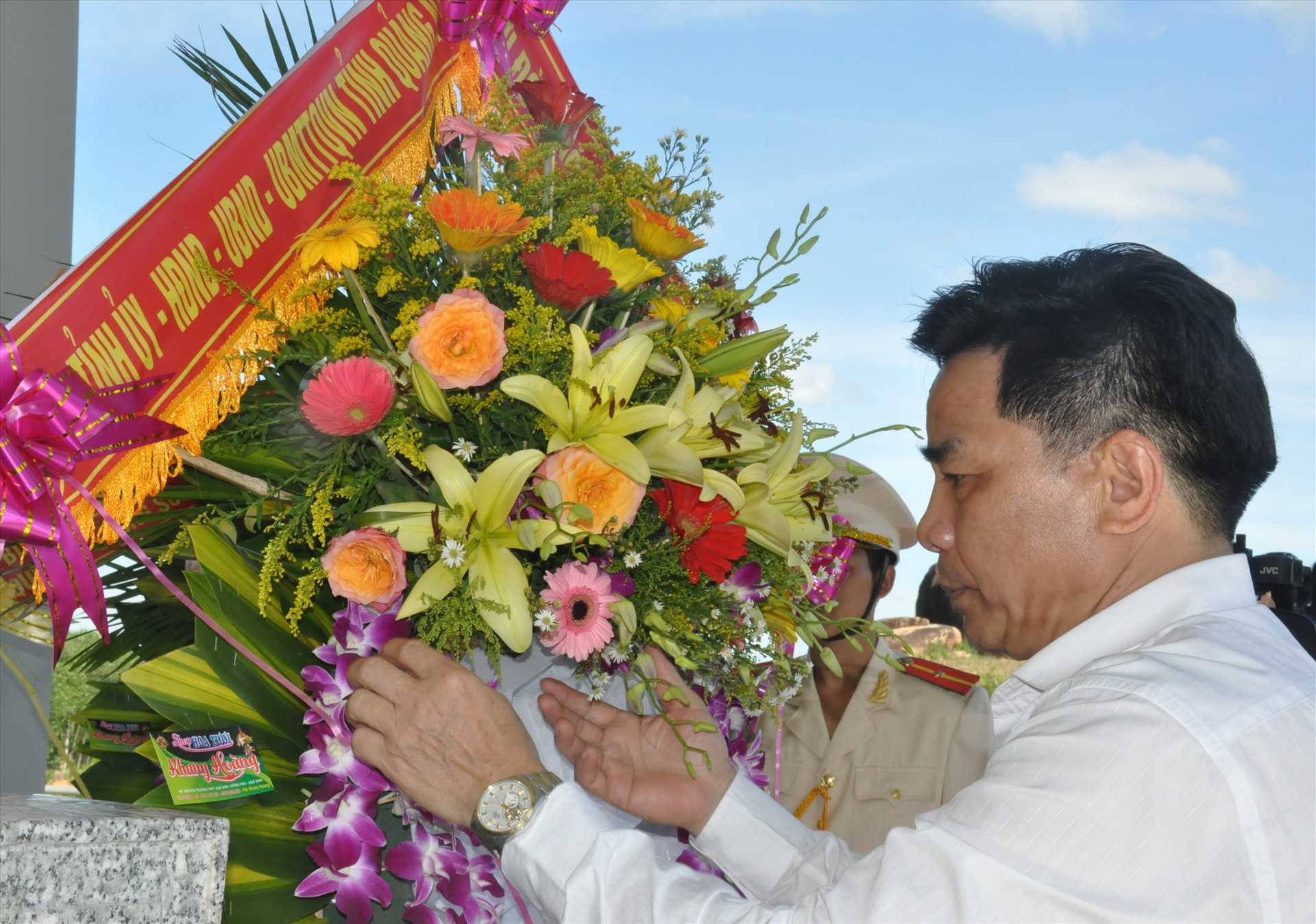 Phó Bí thư Thường trực Tỉnh ủy dâng hoa tại Khu tưởng niệm kháng chiến Hòn Tàu - Đèo Le. Ảnh: N.Đ
