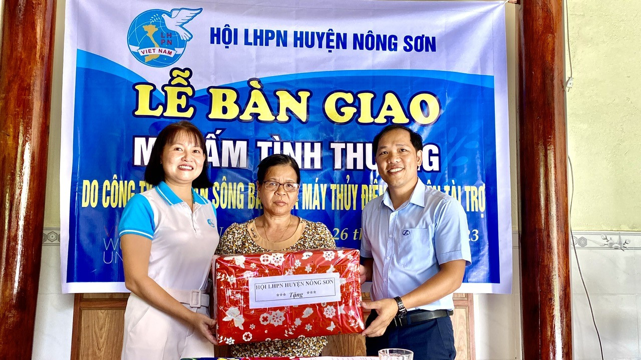 Trao tặng quà cho gia đình bà Lê Thị Mai. Ảnh: N.P