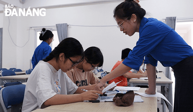 Lớp học gồm có 1 giáo viên và nhiều trợ giảng để có thể theo sát, nhanh chóng hỗ trợ cho học sinh.