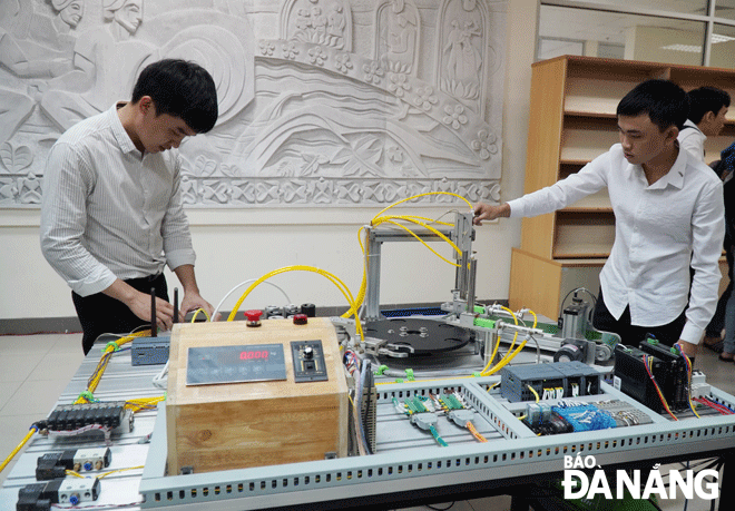 Cuộc thi sinh viên nghiên cứu khoa học cấp trường là cơ sở để lựa chọn đề tài tham dự cuộc thi cấp thành phố. Trong ảnh: Một đề tài của sinh viên Trường Đại học Bách khoa tham dự hội nghị nghiên cứu khoa học cấp trường. Ảnh: M.Q