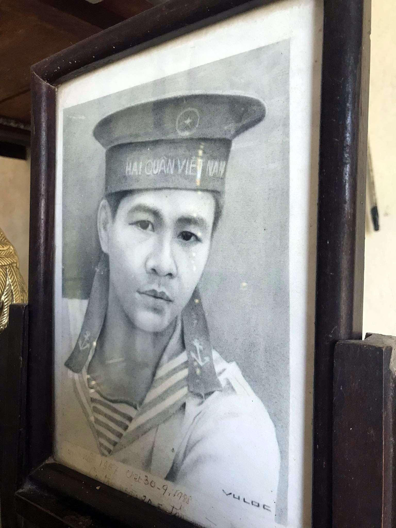 Di ảnh của liệt sĩ Phạm Phú Hải tại bàn thờ tổ tiên gia đình.
