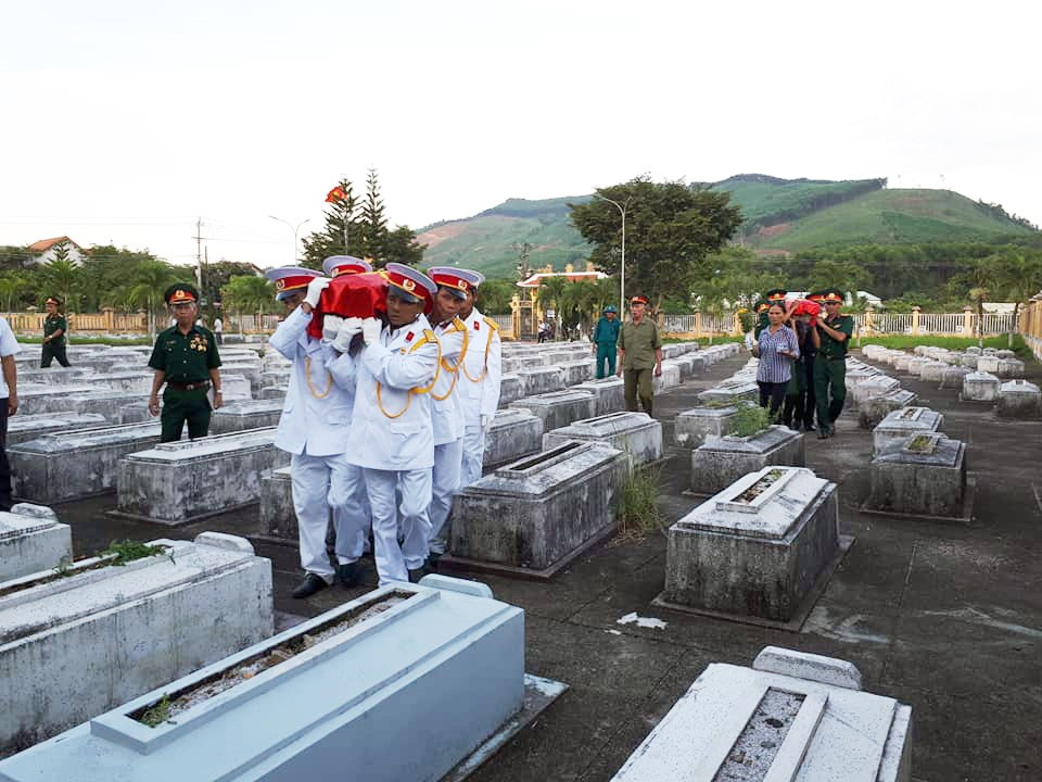 Hài cốt 5 chiến sĩ hy sinh trong trận đánh ở điểm cao 378 được an táng tại Nghĩa trang liệt sĩ xã Bình Lâm, Hiệp Đức. Ảnh: Q.H