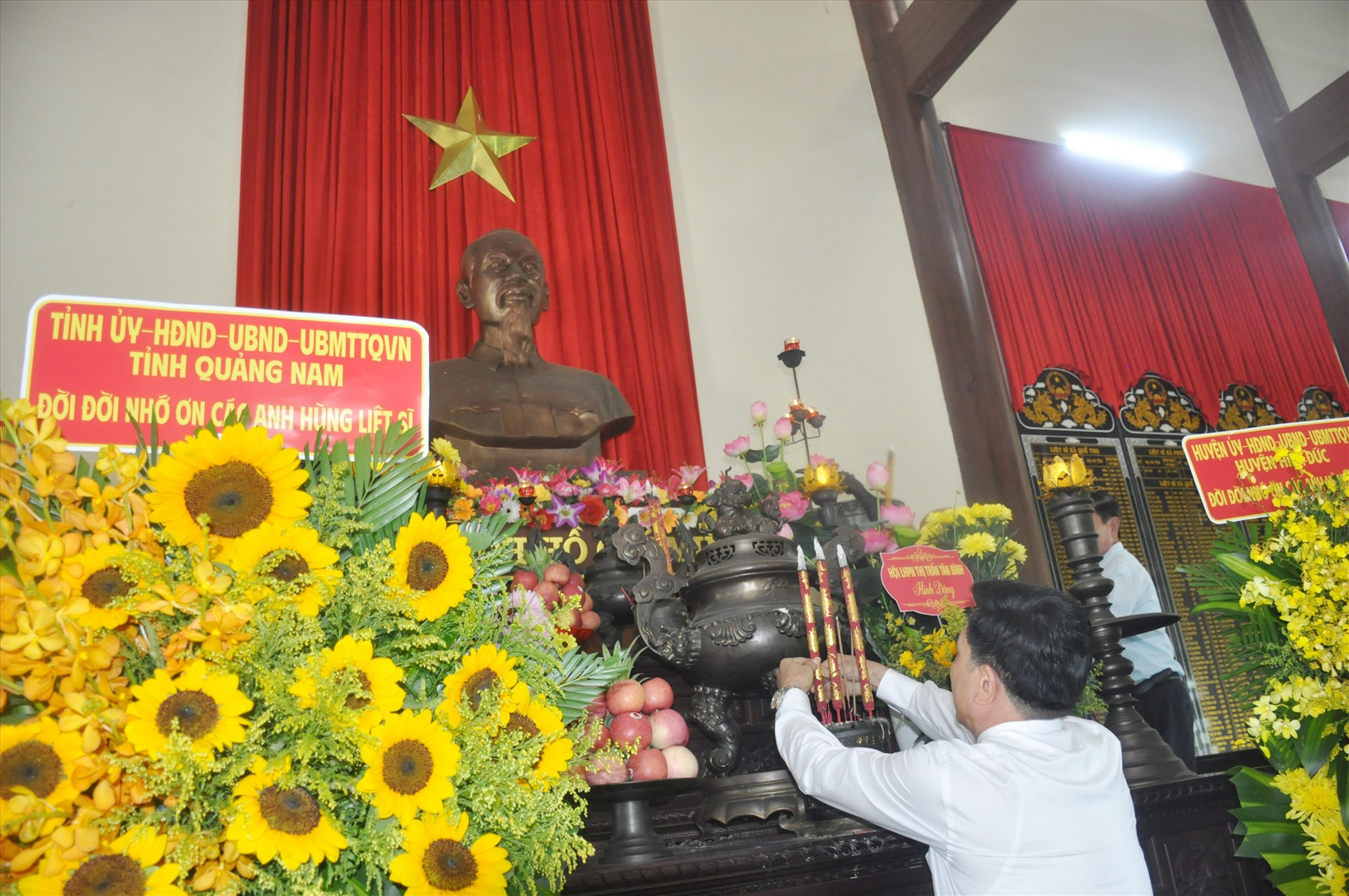 Phó Bí thư Thường trực Tỉnh ủy dâng hương tri ân Chủ tịch Hồ Chí Minh tại Đền Liệt sĩ huyện Hiệp Đức. Ảnh: N.Đ