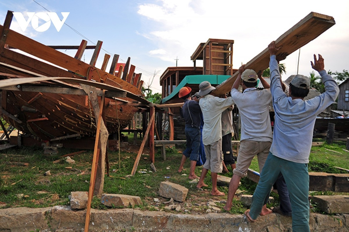 The maintenance of a boat in Kim Bong carpentry village