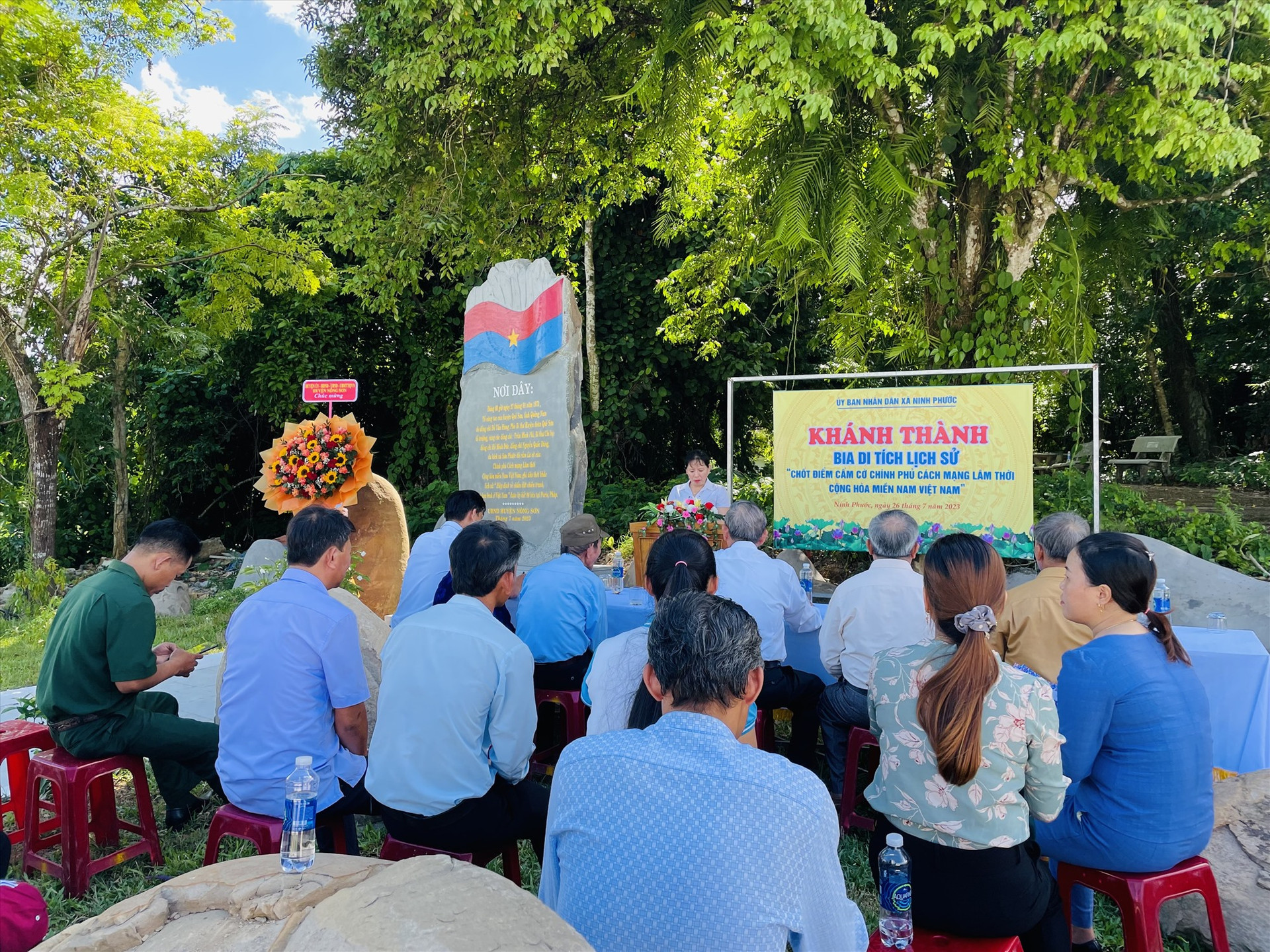 Lễ khánh thành Bia di tích lịch sử “Chốt điểm cắm cờ Chính phủ Cách mạng lâm thời Cộng hòa Miền Nam Việt Nam” tại thôn Đông An (Ninh Phước, Nông Sơn). Ảnh: TÂM THÔNG