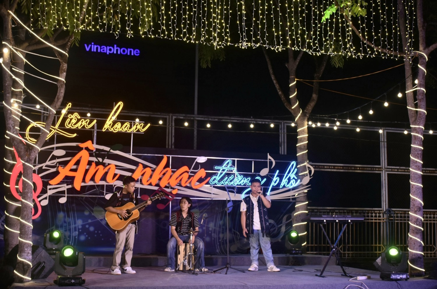 Các tiết mục biểu diễn trong đêm đầu tiên của Liên hoan Âm nhạc đường phố tỉnh Quảng Nam năm 2023. Ảnh: TTVH QN