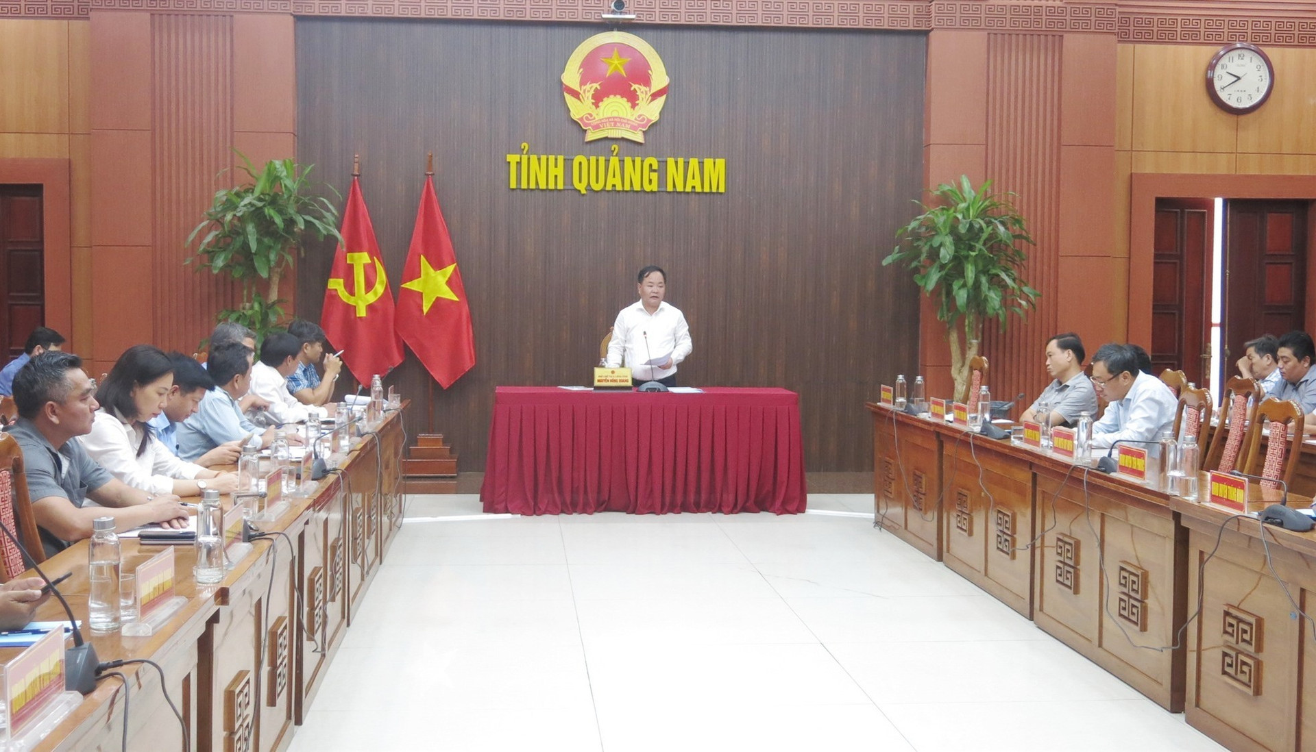 Phó Chủ tịch UBND tỉnh Nguyễn Hồng Quang chủ trì phiên họp