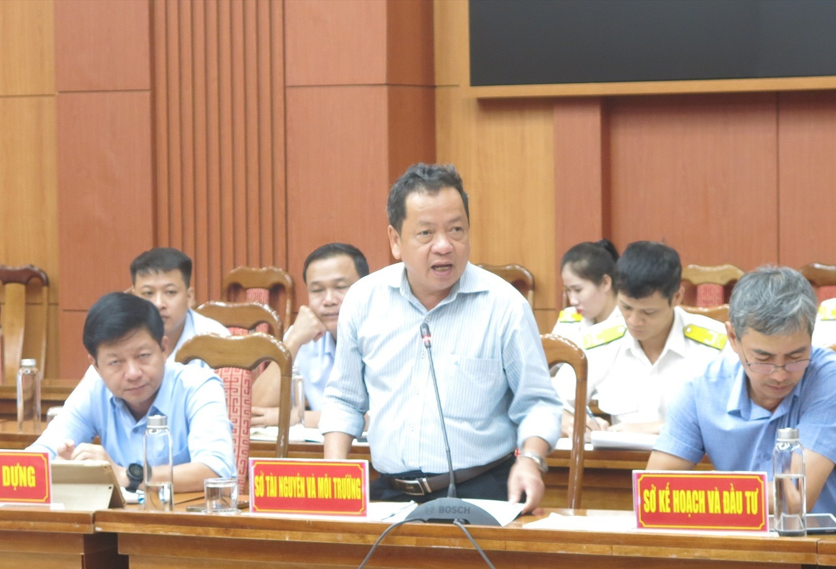 Ông Nguyễn Văn Thọ - Phó giám đốc Sở TN&MT giải trình về các dự án chậm áp giá đất