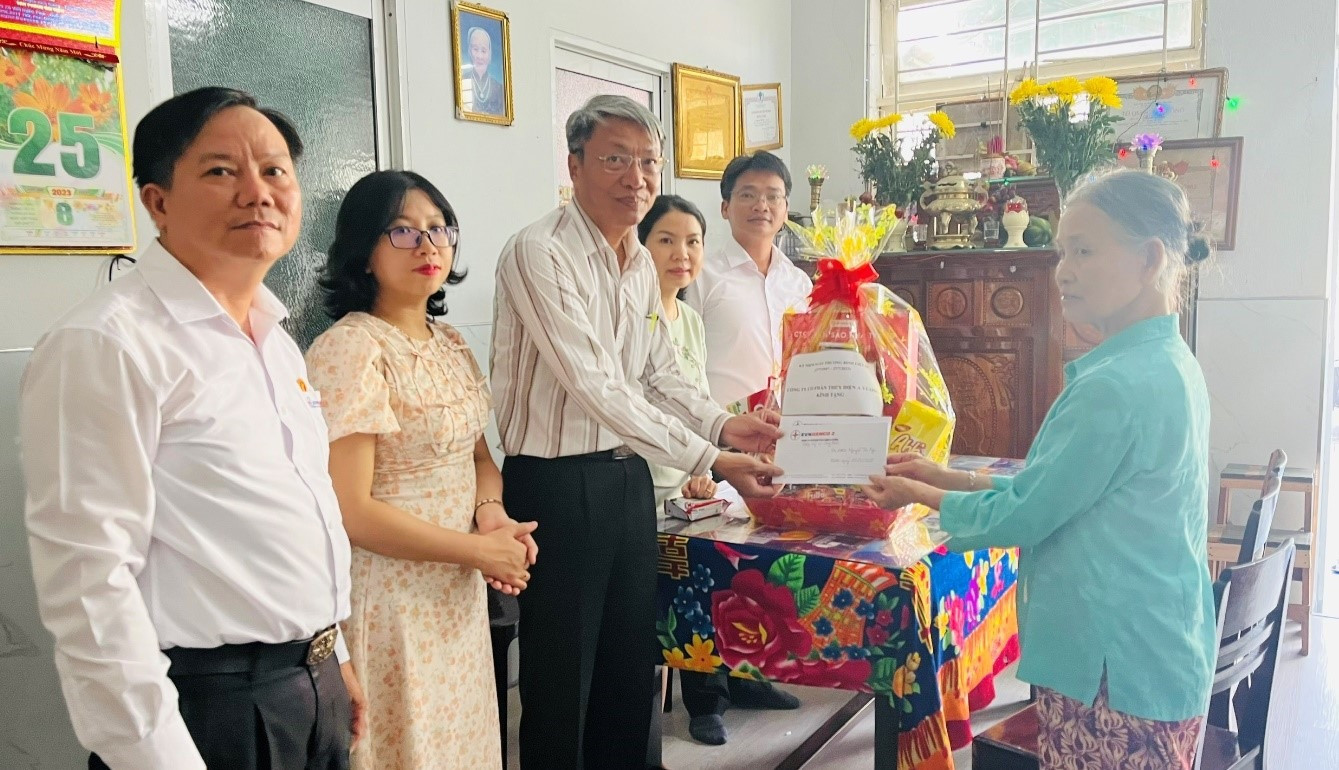 Thăm hỏi, tặng quà Mẹ VNAH Nguyễn Thị Ngọ. Ảnh: V.L