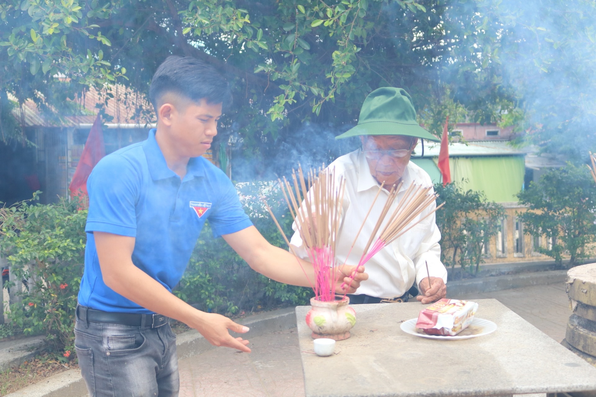 Dâng hương tại Khu tưởng niệm Cây Cốc. Ảnh: T.H