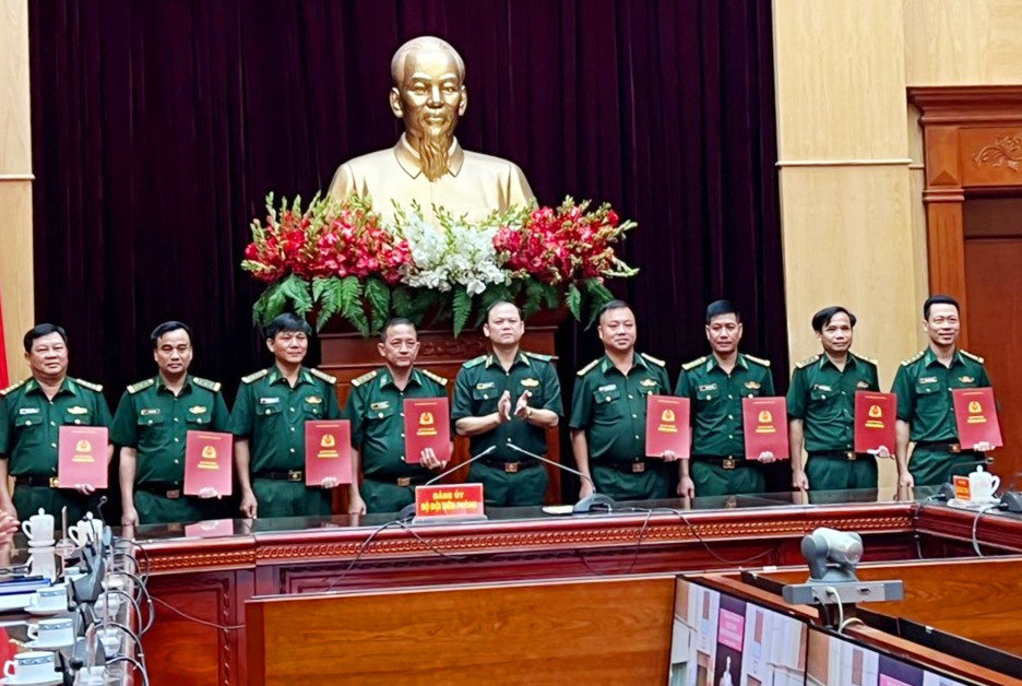 Đại tá Trần Mạnh Hùng (thứ 3 từ phải sang) giữ chức Phó Chỉ huy trưởng Bộ đội Biên phòng tỉnh Quảng Nam. Ảnh: BP
