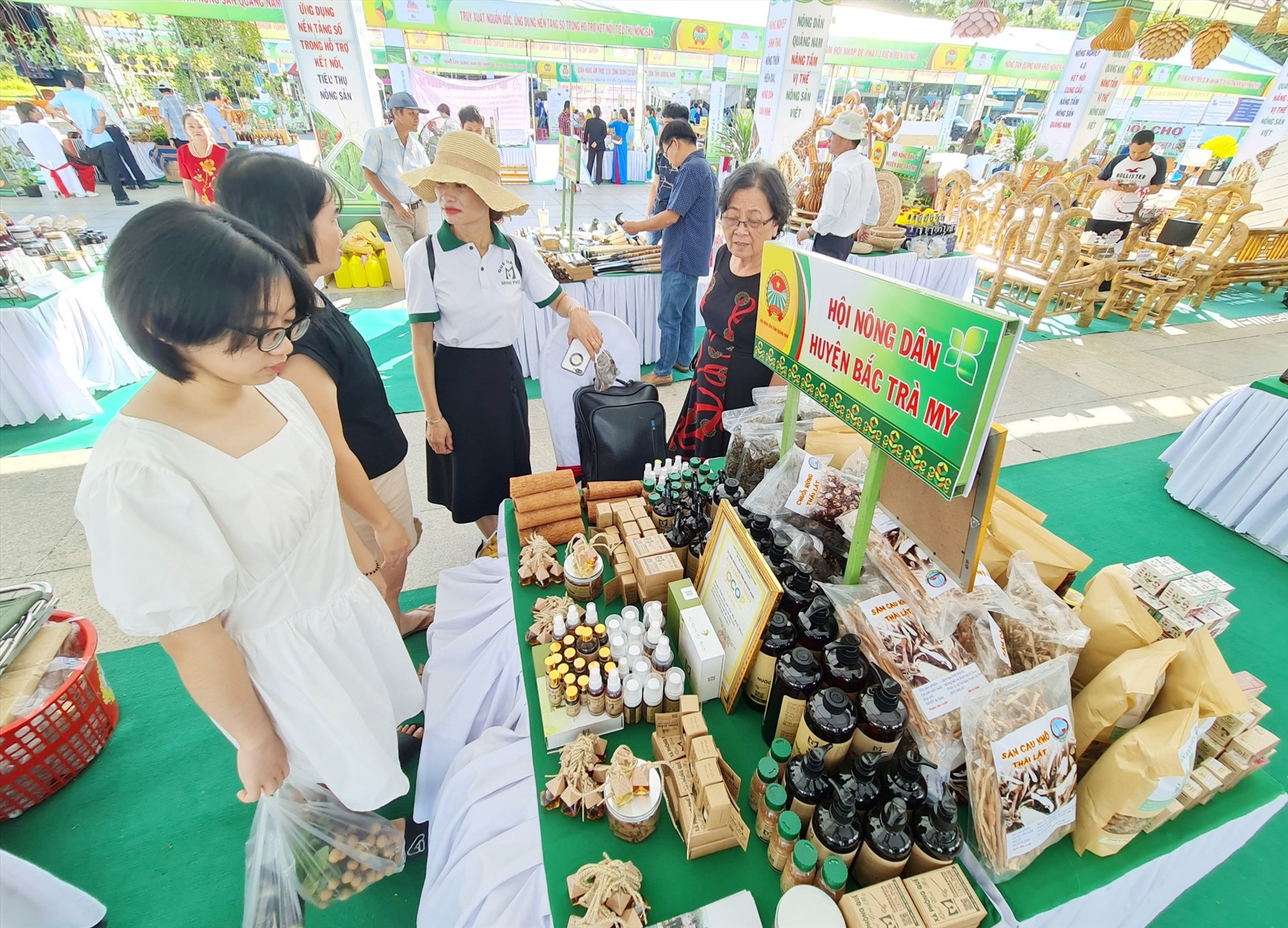 Hội chợ thu hút khá đông khách hàng đến mua sắm. Ảnh: P.V