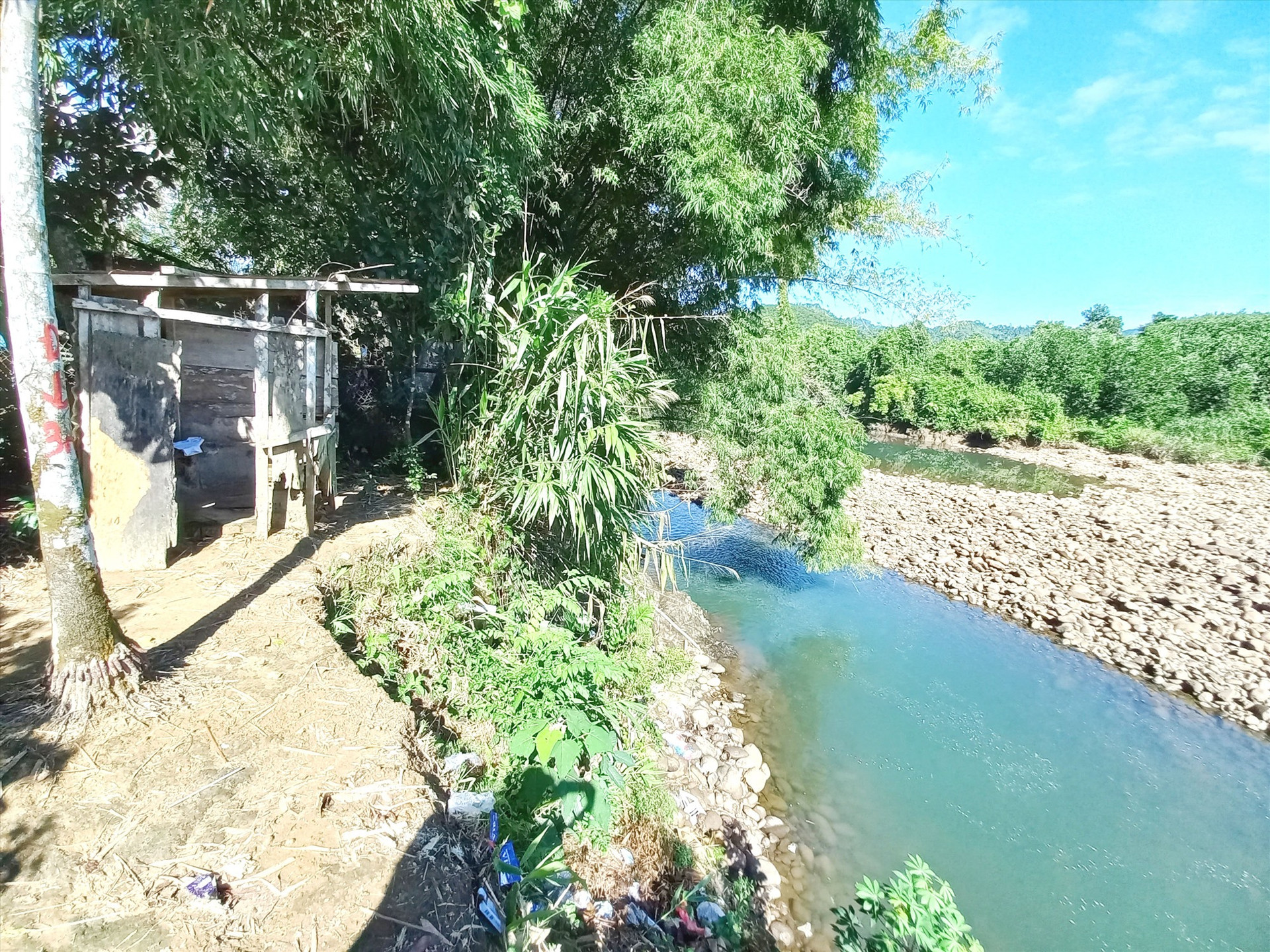 Sông Trường nhỏ hẹp, độ dốc lớn nên nước chảy xiết, bất thường đã gây xói lở vào đất của người dân xã Phước Hiệp. Ảnh: N.B