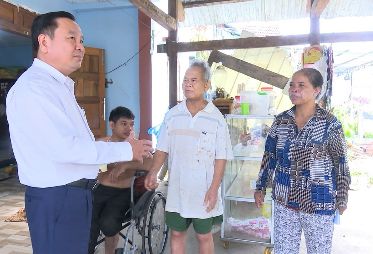 Phó Chủ tịch HĐND tỉnh Nguyễn Công Thanh thăm hỏi gia đình người có công cách mạng trong đợt khảo sát chuyên đề về hỗ trợ nhà ở. Ảnh: L.P.T