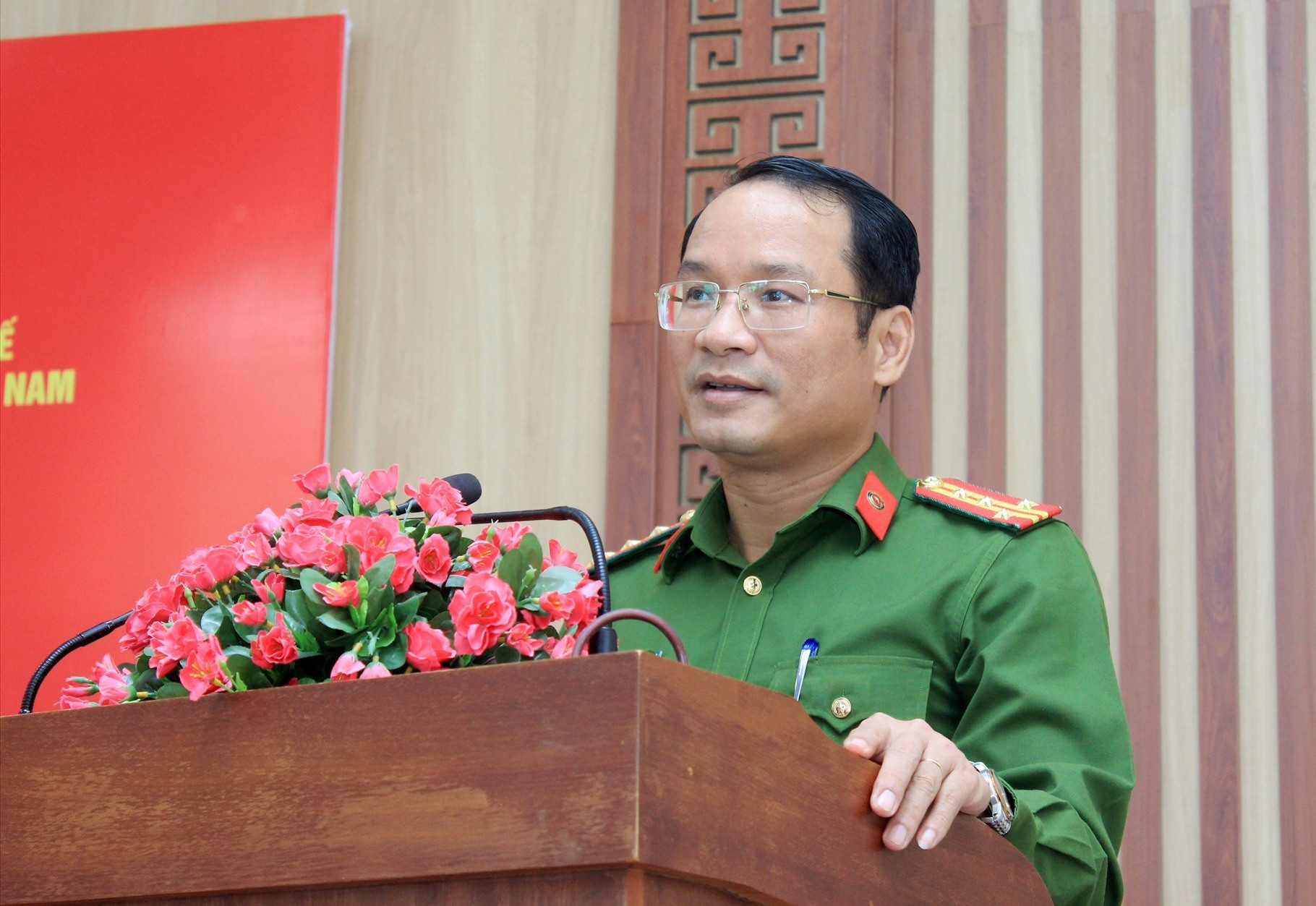 Đại tá Hồ Song Ân - Phó Giám đốc Công an tỉnh phát biểu tại hội nghị. Ảnh: T.C