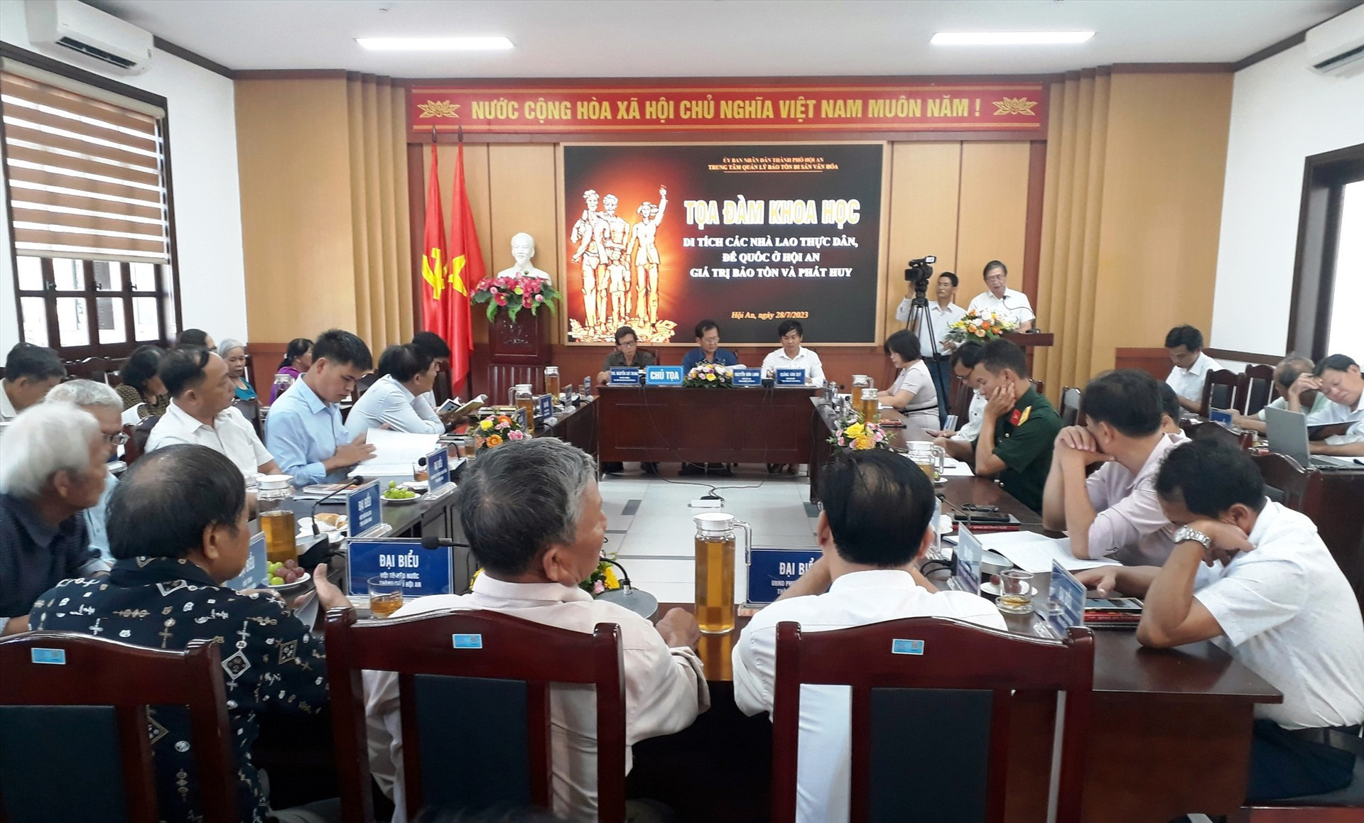ThS Bùi Văn Tiếng – Chủ tịch Hội Khoa học Lịch sử TP.Đà Nẵng trình bày tham luận.