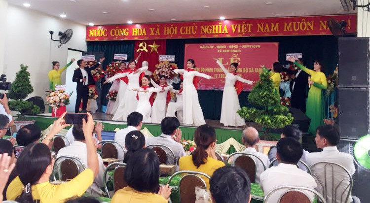 Văn nghệ chào mừng kỷ niệm 90 năm thành lập Đảng bộ xã Tam Giang.