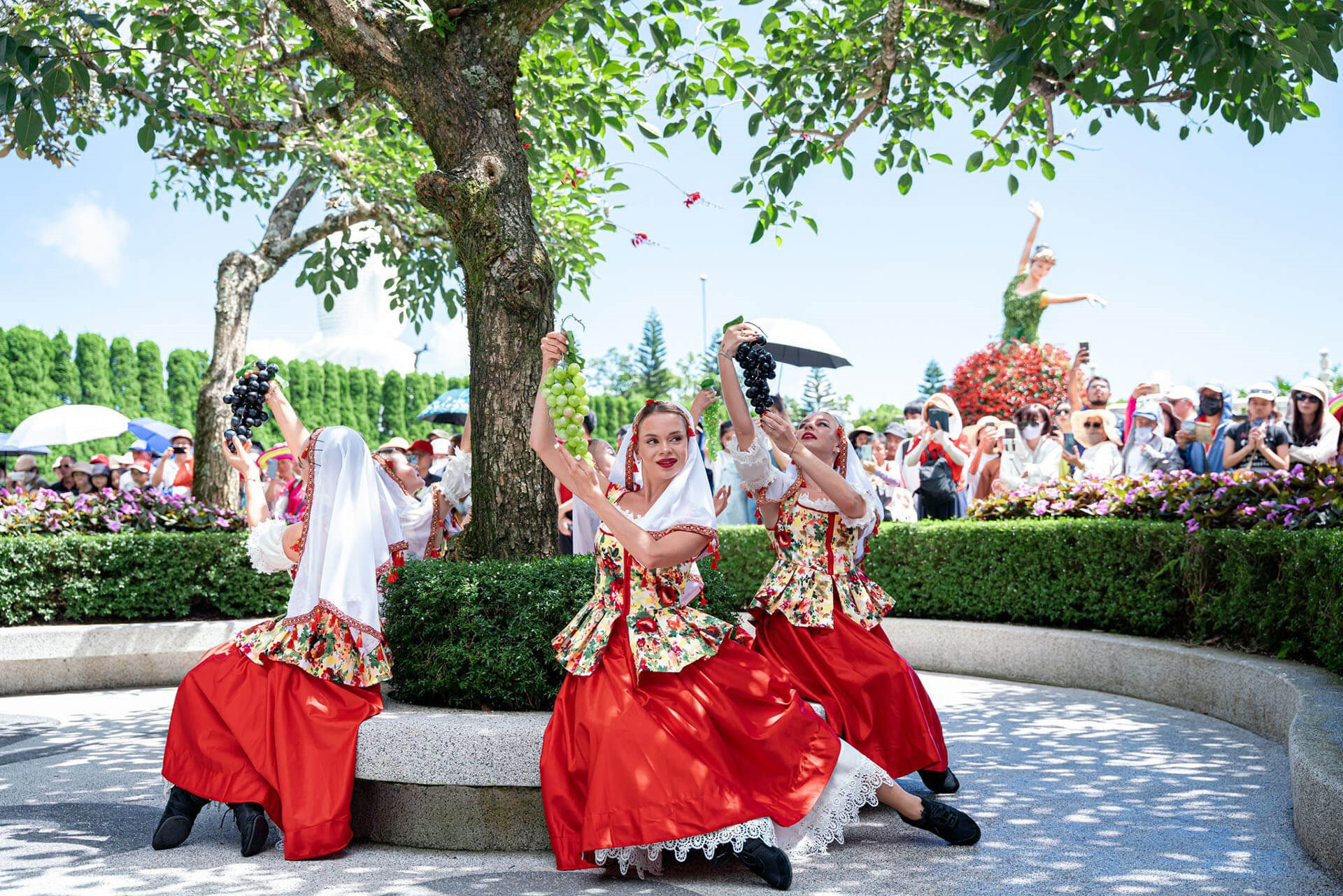 Hơn 150 vũ công trình diễn nghệ thuật phục vụ người dân và du khách tại Bà Nà -núi Chúa. Ảnh Du lịch Đà Nẵng