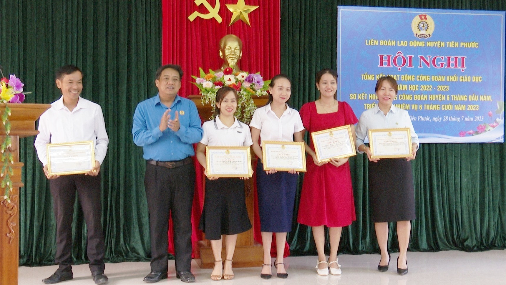 LĐLĐ huyện Tiên Phước trao giải cho các đơn vị đạt giải tại hội thi tiếng hát CNVCLĐ. Ảnh:N.HƯNG