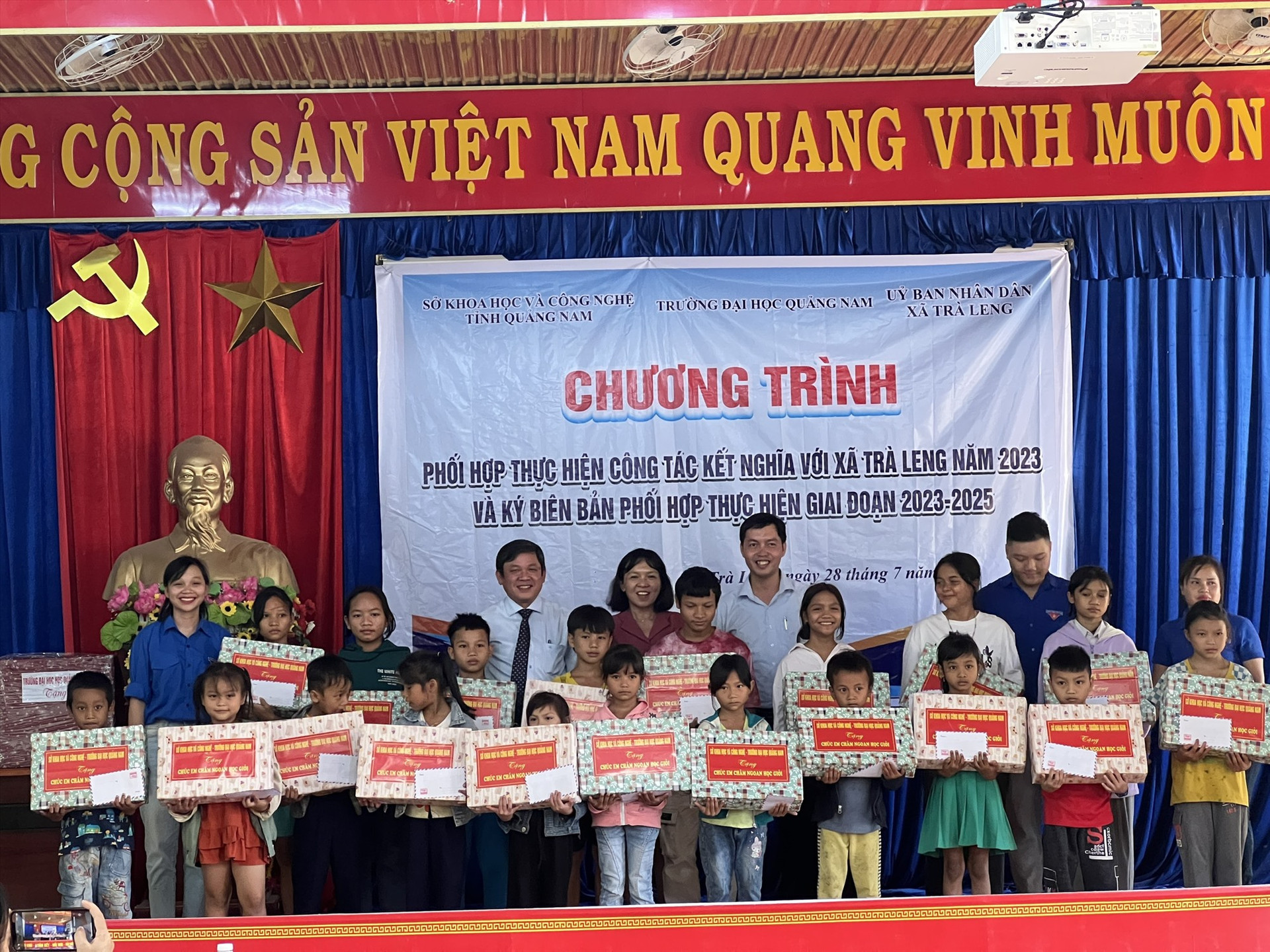 Tặng 20 suất học bổng cho học sinh nghèo hiếu học trên địa bàn xã Trà Leng