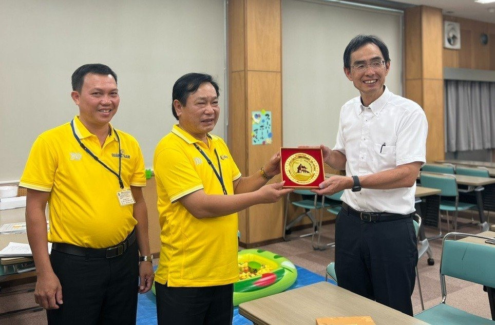 Ông Nguyễn Công Thành - Phó Giám đốc Sở GD-ĐT Quảng Nam tặng quà lưu niệm cho lãnh đạo một trường THPT tại TP.Kinokawa. Ảnh: VÂN GIANG
