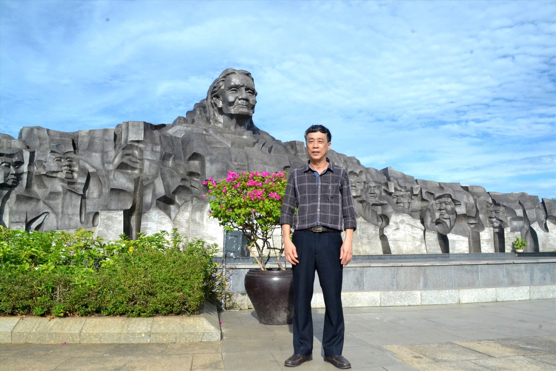 Nhà văn Nguyễn Bình Phương trước Tượng đài Mẹ Việt Nam anh hùng.