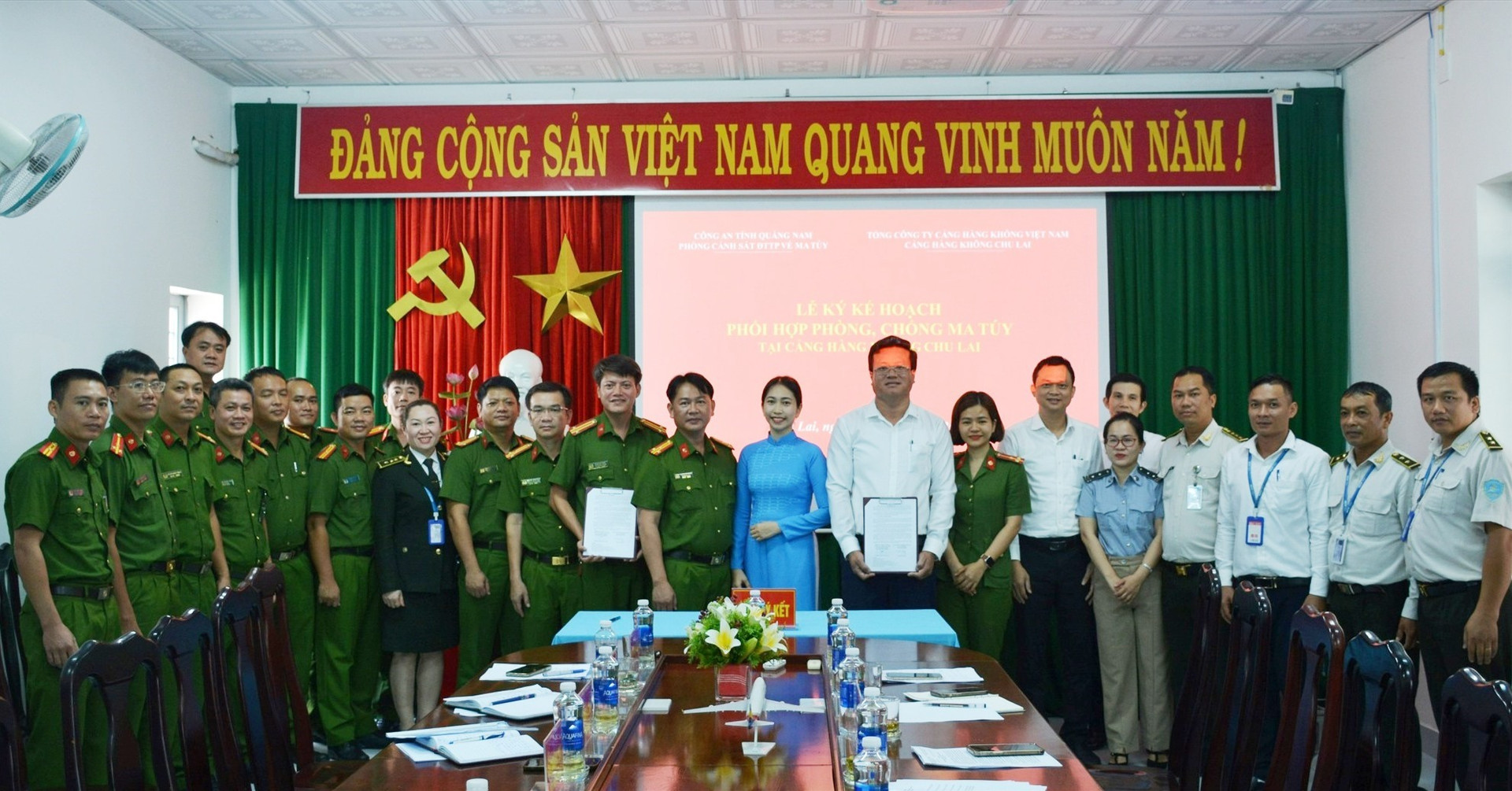 Công an tỉnh và Cảng hàng không Chu Lai ký kết kế hoạch phối hợp phòng chống ma túy tại Cảng hàng không Chu Lai. Ảnh: V.T