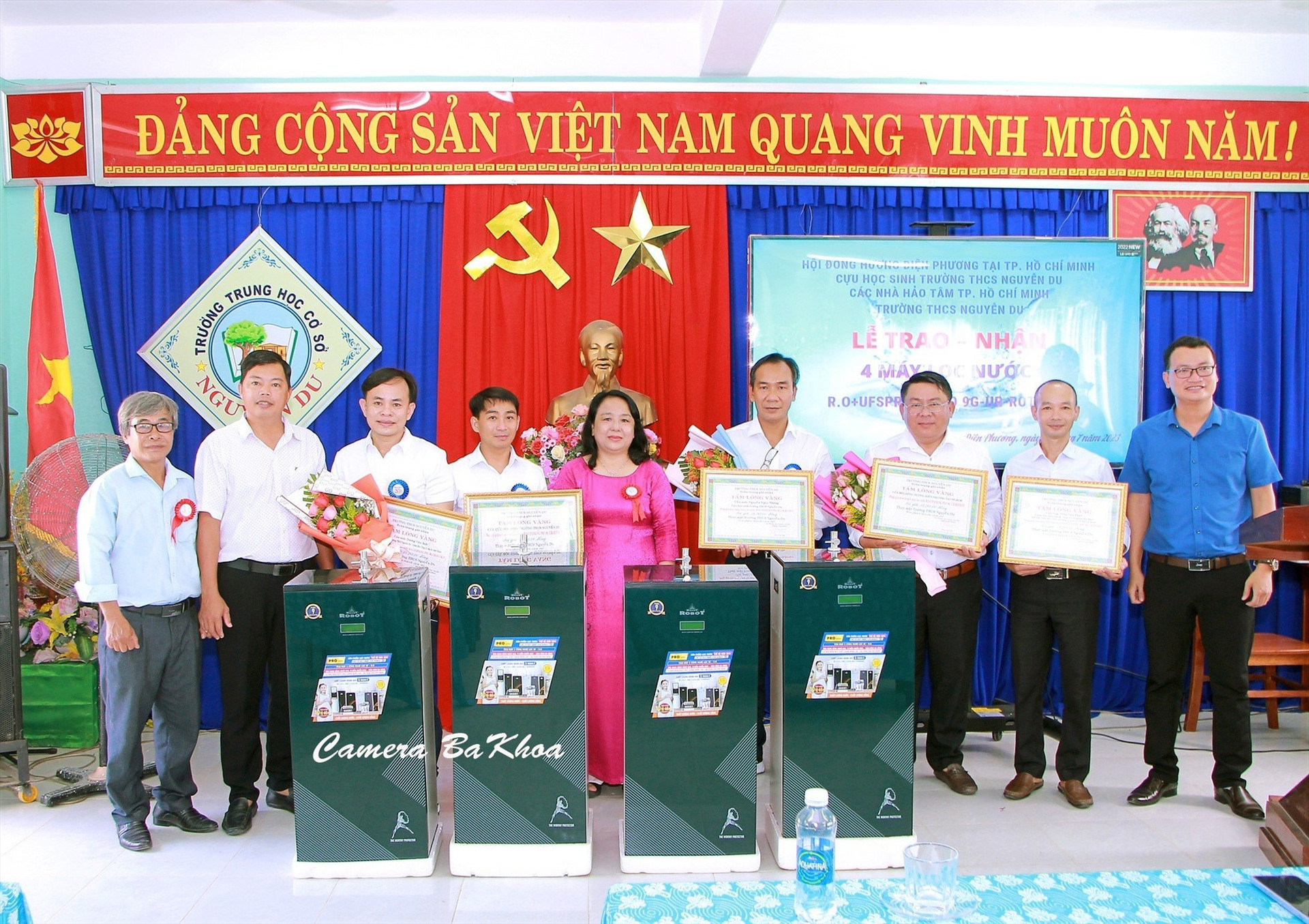 Trao máy lọc nước cho trường THCS Nguyễn Du. Ảnh: P.V