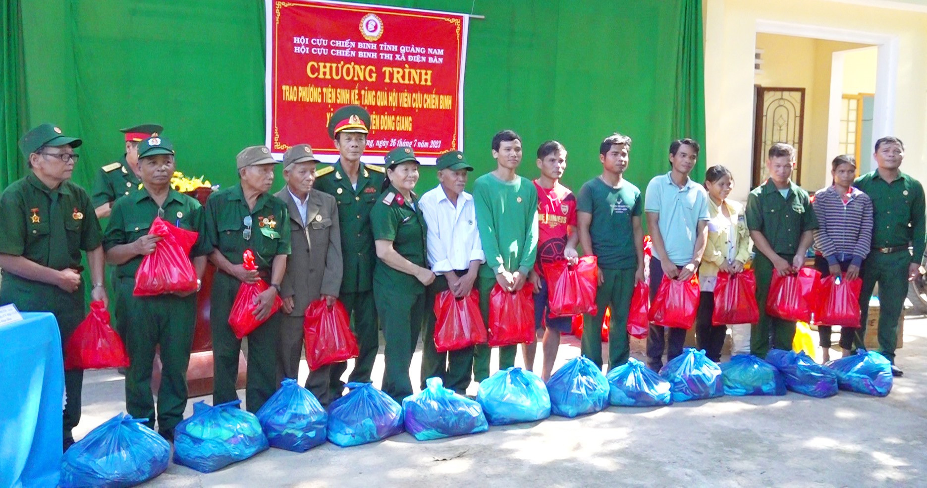 Hội cựu chiến binh thị xã Điện Bàn và Hội cựu chiến binh xã Điện Hồng tặng quà tại Kà Dăng và xã Mcoil huyện Đông Giang.