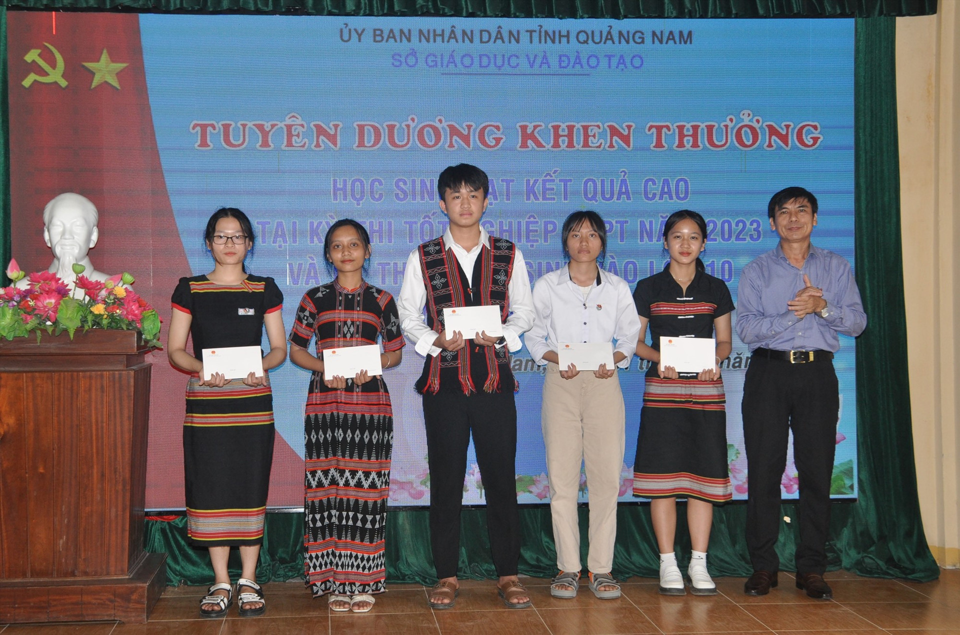 Phó Giám đốc Sở GD-ĐT Nguyễn Hoàng Nam khen thưởng cho các em người dân tộc thiểu số có điểm thi tốt nghiệp THPT cao nhất. Ảnh: X.P