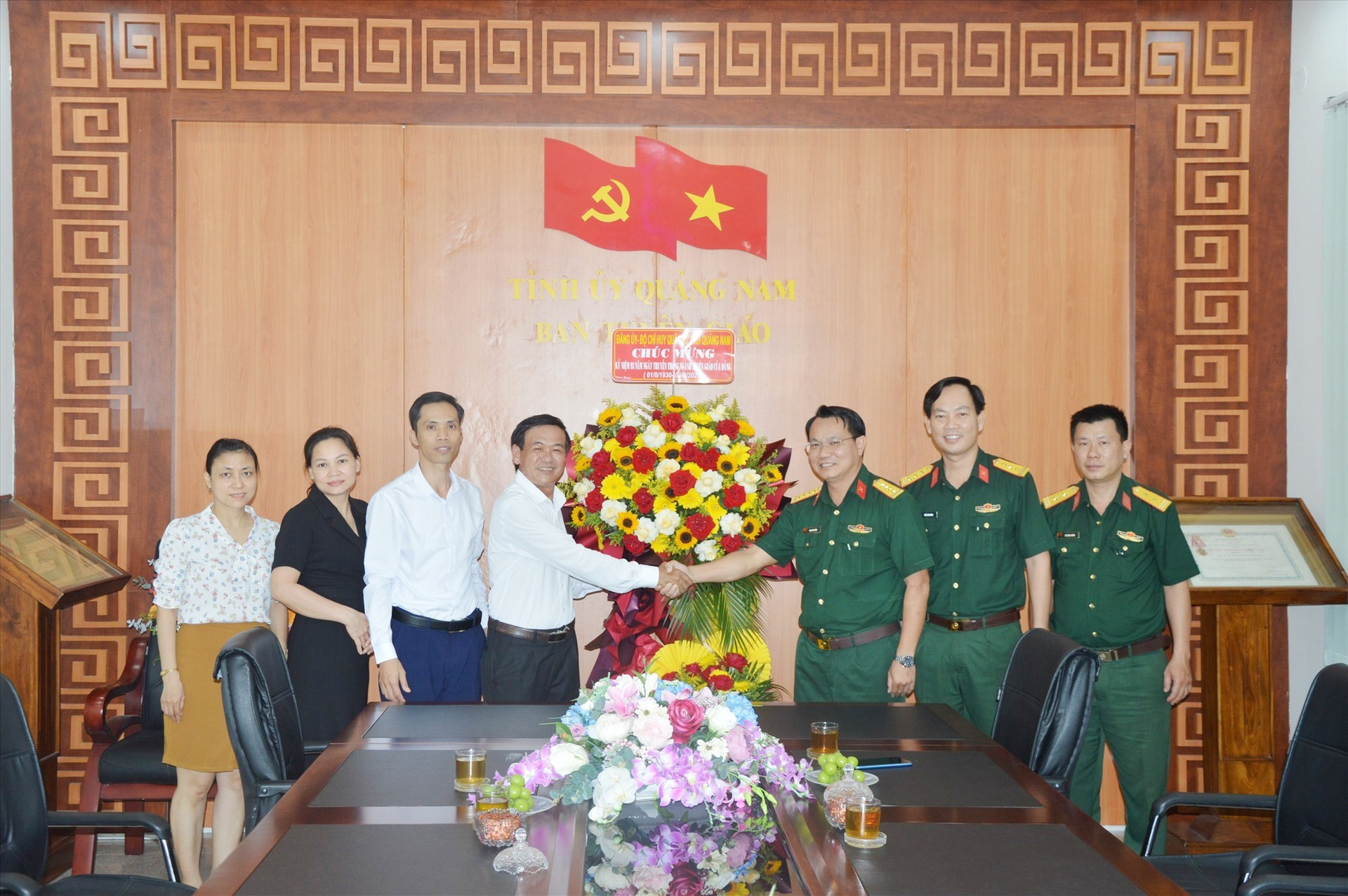 Đại tá Mai Kim Bình, Chính ủy Bộ CHQS tỉnh tặng hoa Ban Tuyên giao Tỉnh ủy.