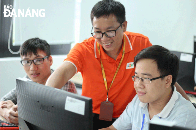 Các lĩnh vực dự kiến có nhu cầu cao như AI, Blockchain chưa được đào tạo nhiều tại Đà Nẵng.  Trong ảnh: Nhân viên làm việc tại Công ty TNHH Phần mềm FPT Đà Nẵng. Ảnh: C.T