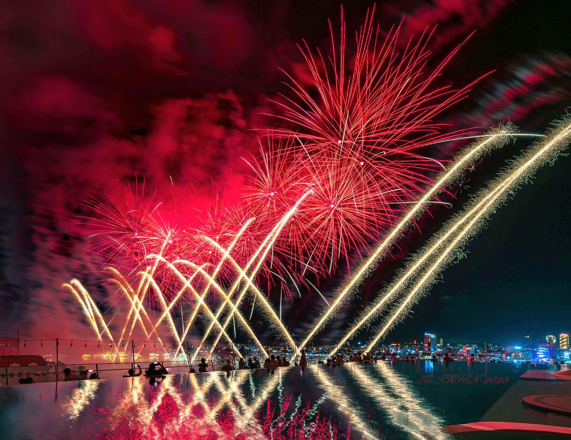 Lễ hội pháo hoa quốc tế Đà Nẵng 2023 thu hút mạnh khách du lịch trở lại. Ảnh Thu Cúc