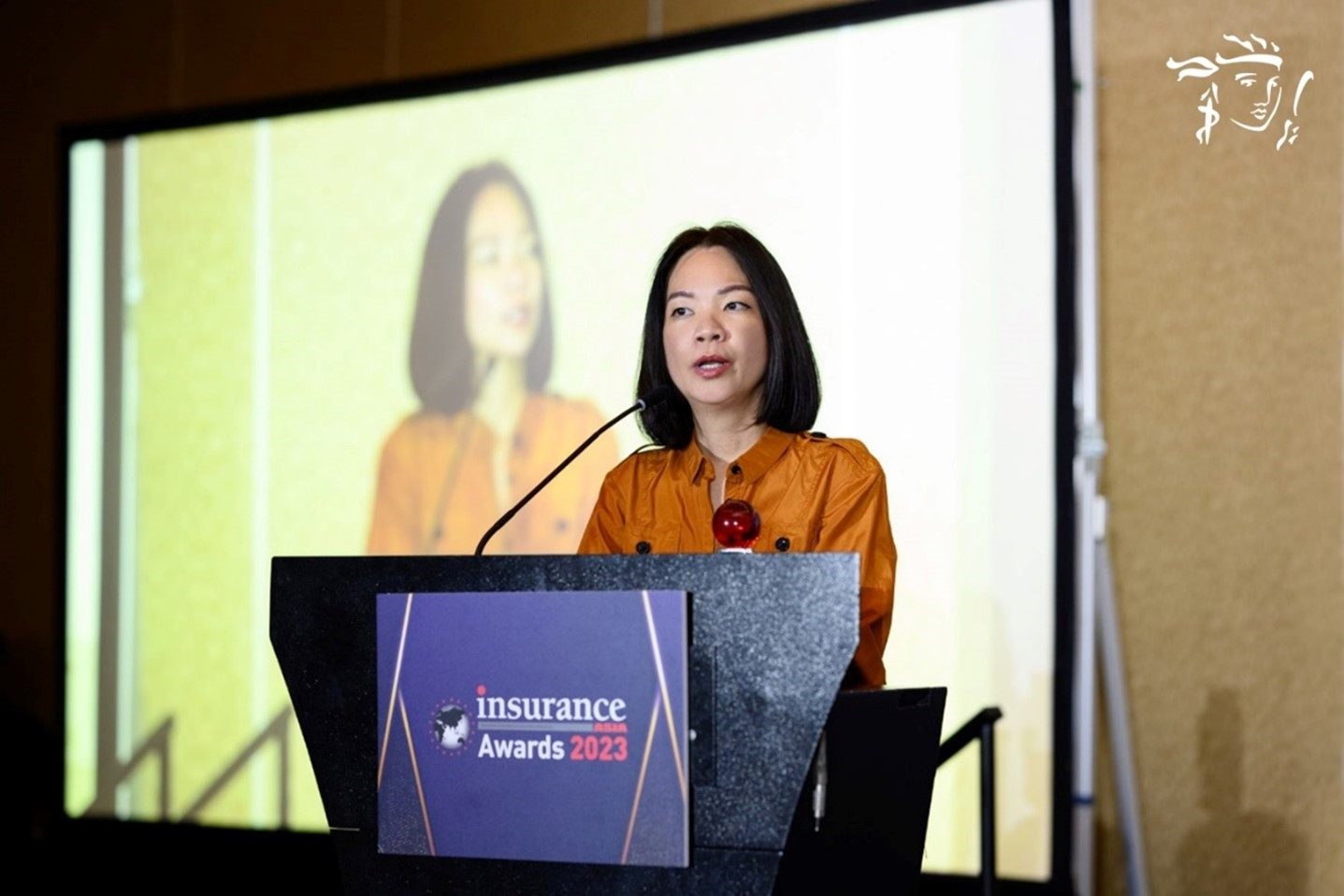 Bà Mandy Trần - Phó Tổng Giám đốc Kinh doanh Kênh Đại lý của Prudential Việt Nam đại diện công ty chia sẻ tại sự kiện trao giải.
