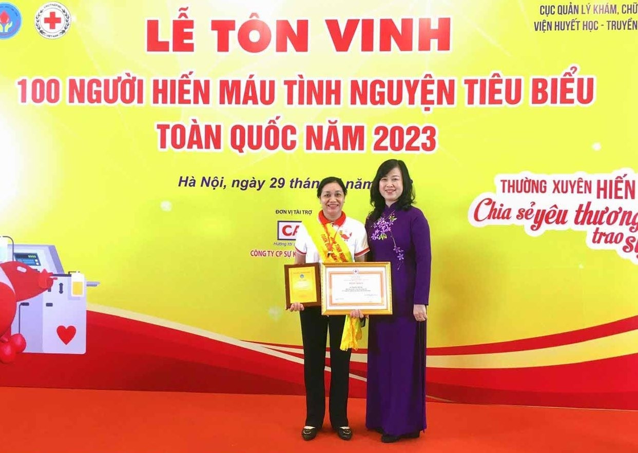 Bà Nguyễn Thị Lan nhận Bằng khen của Trung ương Hội CTĐ Việt Nam tại Lễ tôn vinh. Ảnh: T.L