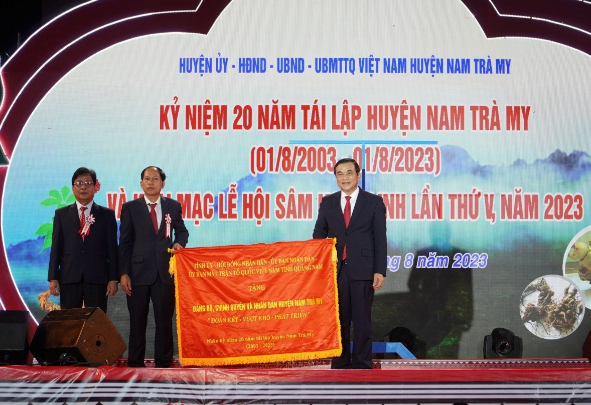 Bí thư Tỉnh ủy Phan Việt Cường tặng bức trướng cho huyện Nam Trà My