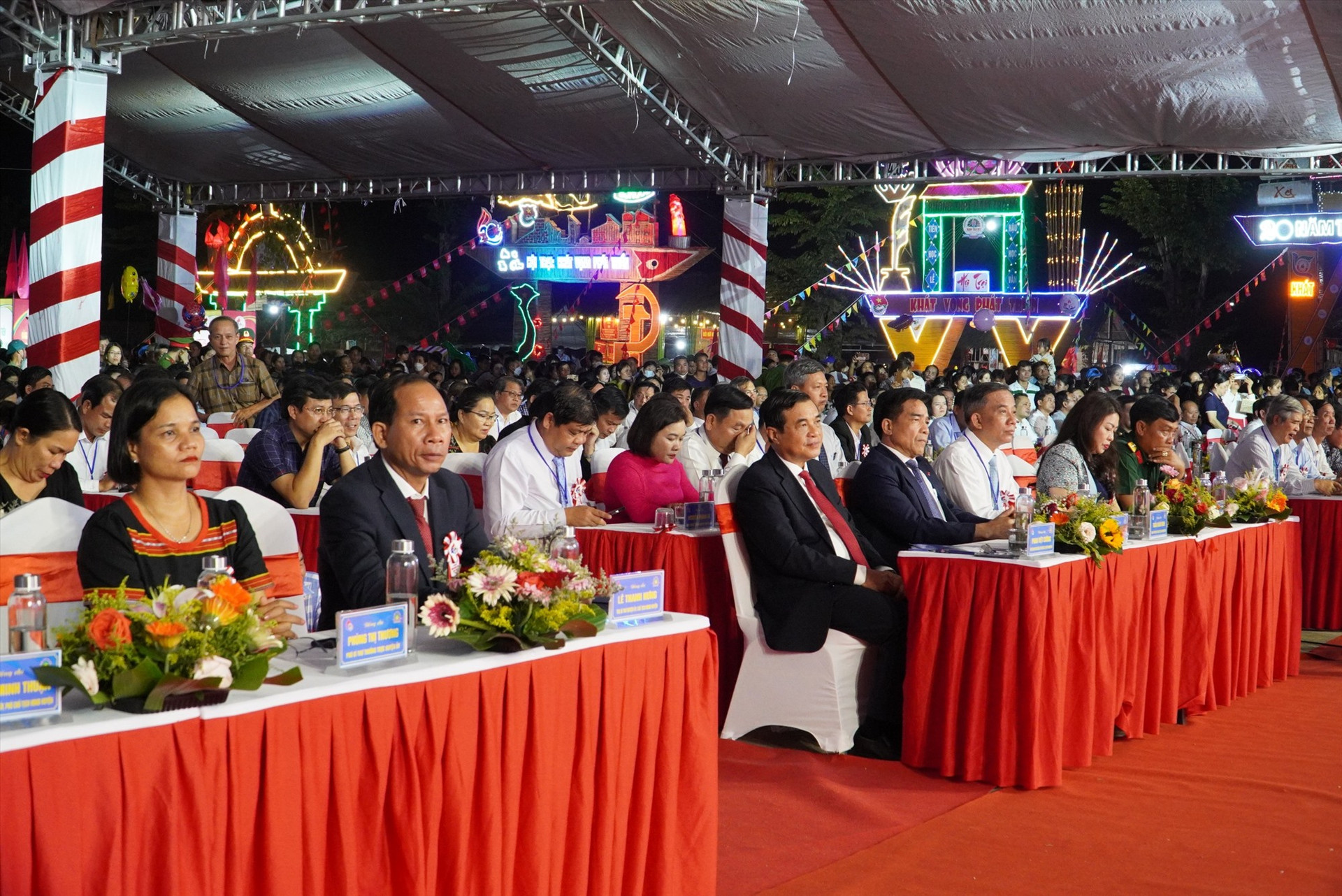 Đông đảo đại biểu và nhân dân tham gia lễ kỷ niệm 20 năm tái lập huyện Nam Trà My. Ảnh: Q.L